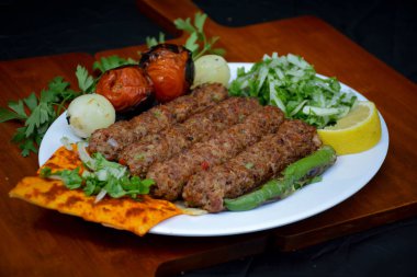 Geleneksel Arap doğu yemeği tabağı - kebap seçimleri