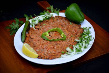 Geleneksel Arap doğu yemeği tabağı - kebap seçimleri