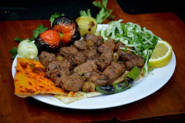 Geleneksel Arap doğu yemeği tabağı - kebap seçimleri
