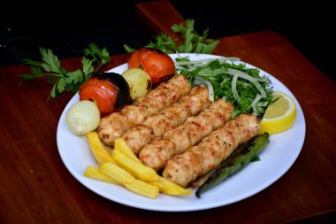 Geleneksel Arap doğu yemeği tabağı - kebap seçimleri