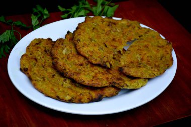 Geleneksel Doğu Ejjeh Arap yemekleri tabağı. Orta Doğu yemekleri.