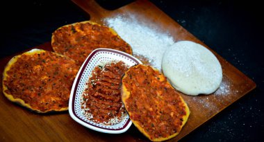 Geleneksel Doğu Lahm bajeen Mhammara Arap Orta Doğu yemekleri.