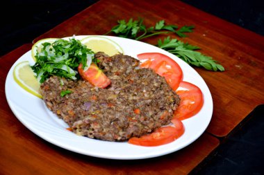 Geleneksel Arap doğu yemeği tabağı - kebap seçimleri