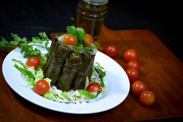 전통적 동양의 아랍어 음식이다 지방에서는 쟁반을 식힌다 — 스톡 사진