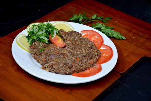 Geleneksel Arap doğu yemeği tabağı - kebap seçimleri