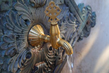 İstanbul, Fatih Sultan Ahmet / Türkiye - 14 Eylül 2019: Alman Çeşmesinden su damlası.