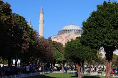 İstanbul, Fatih Sultan Ahmet / Türkiye - 14 Eylül 2019: Eski İstanbul kentinde Ayasofya kubbeleri ve minareler.