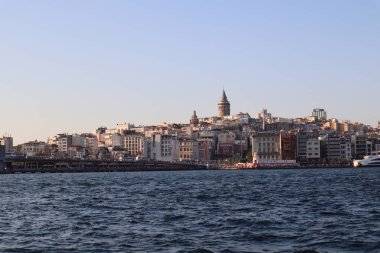 İstanbul, Fatih Eminonu / Türkiye - 14 Eylül 2019: Kadıköy 'deki güzel eski şehir ve arkada Galata kulesi.