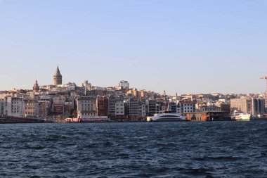 İstanbul, Fatih Eminonu / Türkiye - 14 Eylül 2019: Kadıköy 'deki güzel eski şehir ve arkada Galata kulesi.