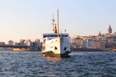 İstanbul, Fatih Eminonu / Türkiye - 14 Eylül 2019: Eminonu ve Galata kulesinden büyük bir tekne yükseliyor.