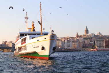 İstanbul, Fatih Eminonu / Türkiye - 14 Eylül 2019: Eminonu ve Galata kulesinden büyük bir tekne yükseliyor.