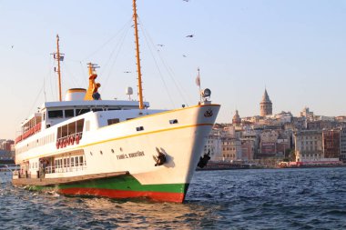İstanbul, Fatih Eminonu / Türkiye - 14 Eylül 2019: Eminonu ve Galata kulesinden büyük bir tekne yükseliyor.