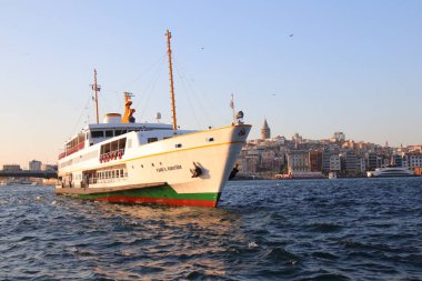 İstanbul, Fatih Eminonu / Türkiye - 14 Eylül 2019: Eminonu ve Galata kulesinden büyük bir tekne yükseliyor.