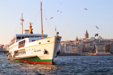 İstanbul, Fatih Eminonu / Türkiye - 14 Eylül 2019: Eminonu ve Galata kulesinden büyük bir tekne yükseliyor.