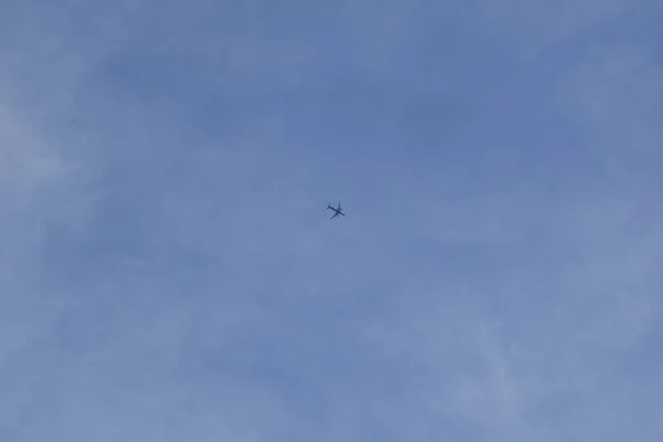 Ουρανό Που Φέρουν Μπλε Αεροπλάνο Σύννεφα Πουλί Αεροπλάνο Μύγα Σύννεφο — Φωτογραφία Αρχείου
