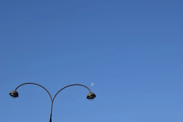 Obloha Modrá Světlo Mraky Pták Lampa Mrak Fly Vzduch Létání — Stock fotografie