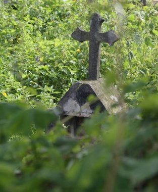 Küçük terk edilmiş mezar içinde eski mezarlığı, Xalapa Veracruz, Meksika 2017