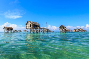 Güzel manzara borneo deniz çingene su köyü Bodgaya Island, Semporna Sabah, Malezya göster.