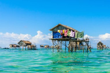 Güzel manzara borneo deniz çingene su köyü Bodgaya Island, Semporna Sabah, Malezya göster.