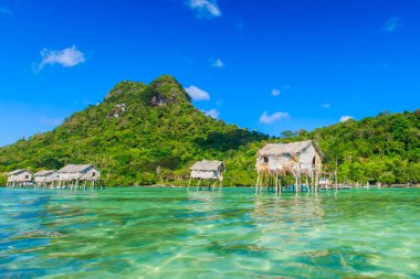 Güzel manzara borneo deniz çingene su köyü Bodgaya Island, Semporna Sabah, Malezya göster.
