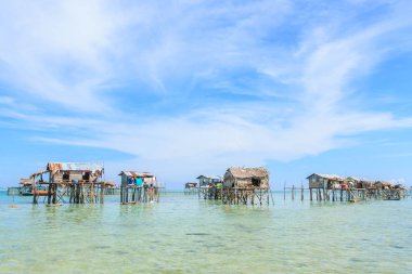 Güzel manzara borneo deniz çingene su köyü Bodgaya Mabul Island, Semporna Sabah, Malezya göster.