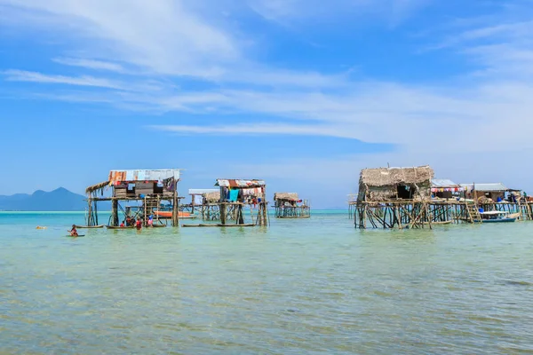 美しい風景を見るボルネオ海ジプシー水村 Bodgaya Mabul マレーシア サバ州センポルナ — ストック写真