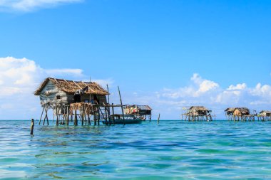 Güzel manzara borneo deniz çingene su köyü Bodgaya Island, Semporna Sabah, Malezya göster.