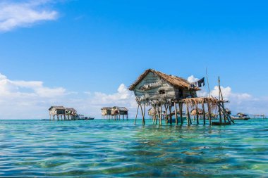Güzel manzara borneo deniz çingene su köyü Bodgaya Island, Semporna Sabah, Malezya göster.