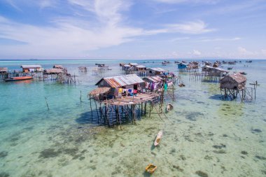 Güzel hava görünümünü borneo deniz çingene su köyü Mabul Bodgaya Adası, Malezya.