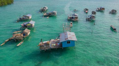 Güzel hava görünümünü borneo deniz çingene su köyü Mabul Bodgaya Adası, Malezya.