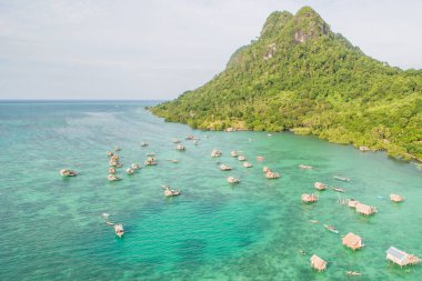 Güzel hava görünümünü borneo deniz çingene su köyü Mabul Bodgaya Adası, Malezya.