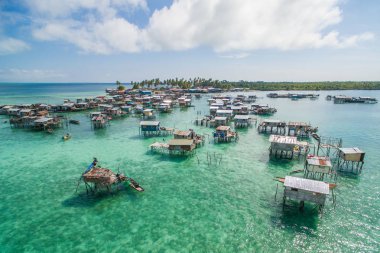 Güzel havadan görünümü Borneo deniz çingene su köyü Omadal Adası, Semporna Sabah, Malezya.