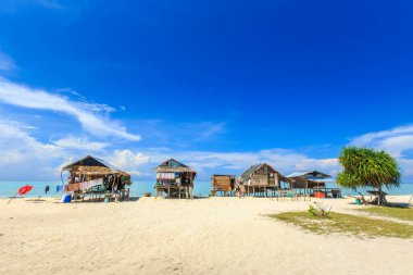 Mantabuan Adası 'ndaki Borneo deniz çingene su köyü, Samporna Sabah manzarası