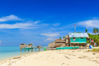 Mantabuan Adası 'ndaki Borneo deniz çingene su köyü, Samporna Sabah manzarası