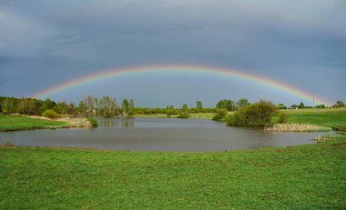 Göl üzerinde gökkuşağı