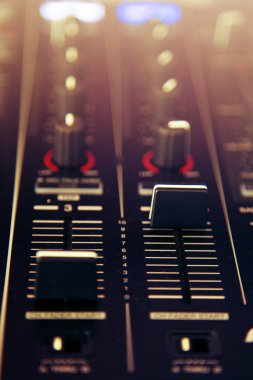 DJ denetleyicisinde karıştırma el