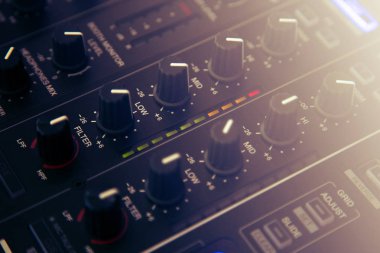 DJ denetleyicisinde karıştırma el