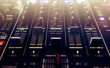 DJ denetleyicisinde karıştırma el