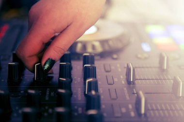 DJ denetleyicisinde karıştırma el