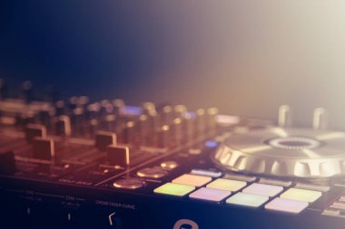 DJ denetleyicisinde karıştırma el