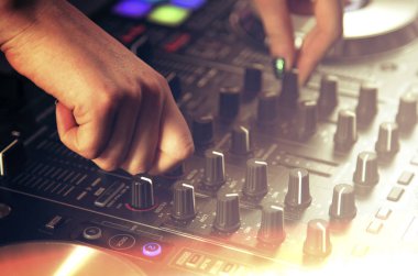 DJ denetleyicisinde karıştırma el