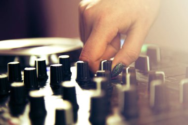 DJ denetleyicisinde karıştırma el