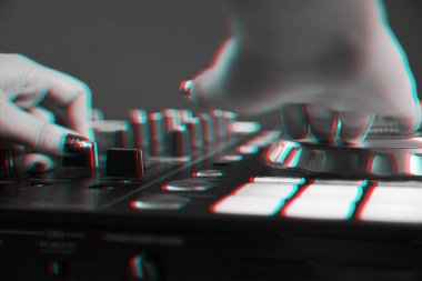 DJ karıştırma denetleyicisinde, aksaklık siyah ve beyaz el