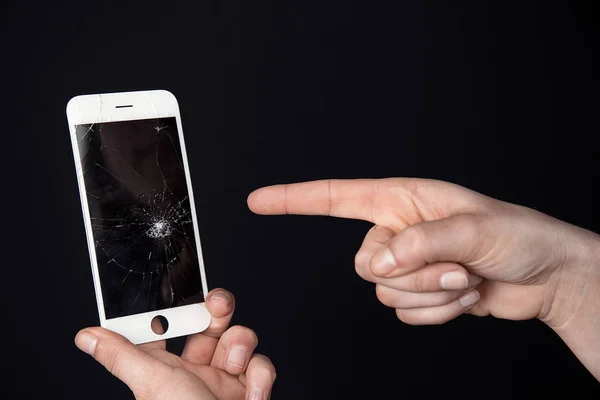 La pantalla agrietada está en la mano — Foto de Stock