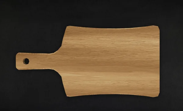 Placa de corte de madeira para alimentos em fundo preto — Fotografia de Stock