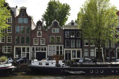 Mavna üzerinde bir kanal ve tipik evleri - Amsterdam, Hollanda