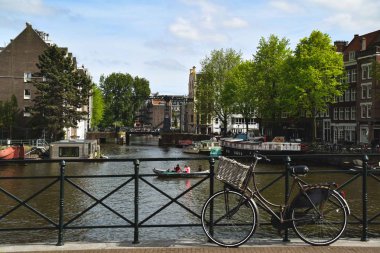 Bisiklet bir köprü kanal ve typicals ev içinde belgili tanımlık geçmiş - Amsterdam, Hollanda
