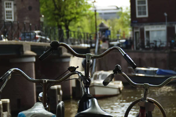 Guiadores Bicicleta Com Canal Segundo Plano Amsterdã Países Baixos — Fotografia de Stock