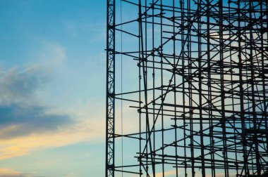 mavi gökyüzünde iskele binası