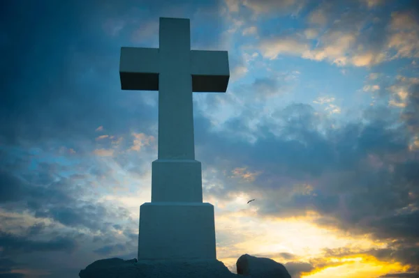 Μαζική Χριστιανικό Σταυρό Στο Μπλε Του Ουρανού Από Πέτρα — Φωτογραφία Αρχείου